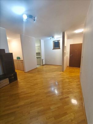 Izdavanje trosobnog stana-Voždovac-Vojvode Stepe kod crkve